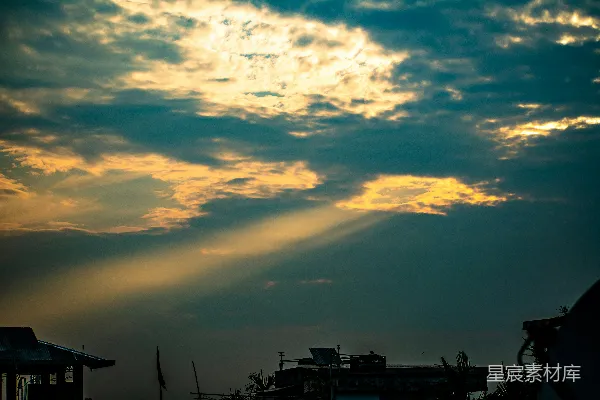 高清摄影 夕阳下的云层与光影交错