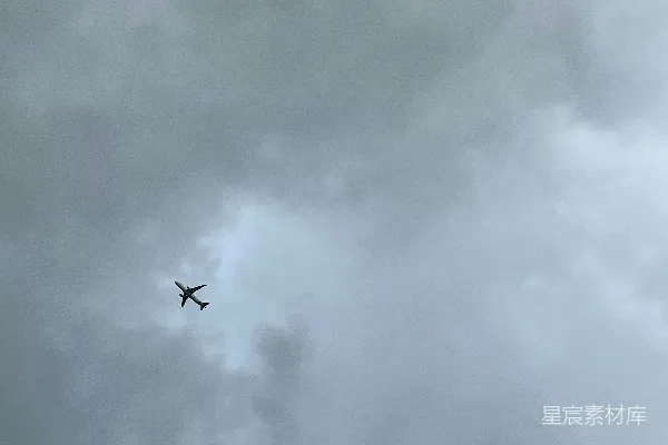 高清摄影 孤云独立青天外，万里长空一叶舟