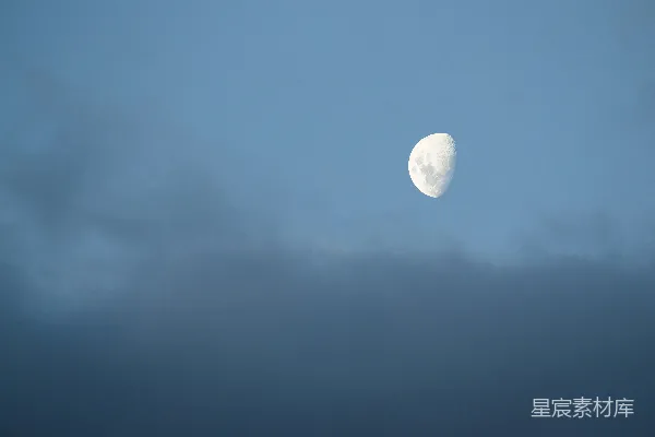 高清摄影 云层中的新月
