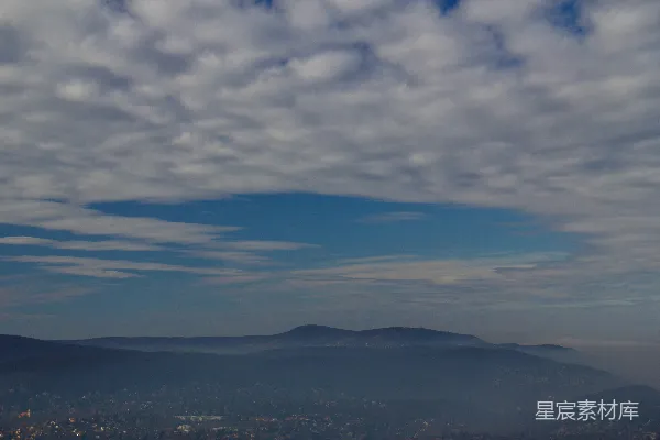 高清摄影 山峦与云海的宁静美景