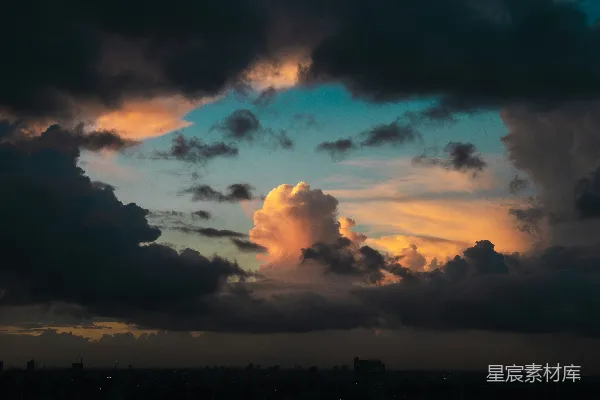 高清摄影 夕阳下的乌云与城市轮廓