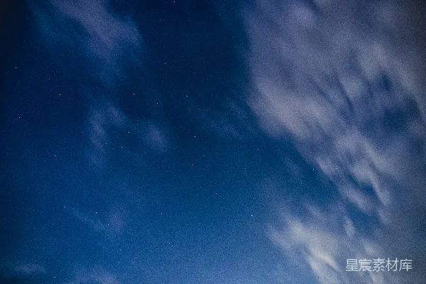 高清摄影 夜空中的星云与云朵