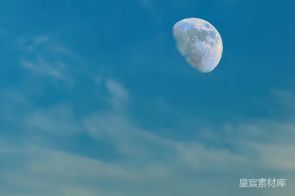 高清摄影 蔚蓝天空中的月亮