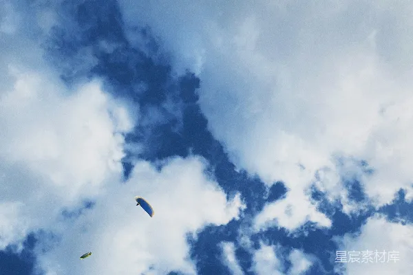 高清摄影 蓝天白云下的滑翔伞