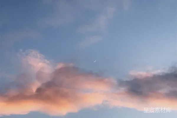 高清摄影 夕阳下的新月与云彩