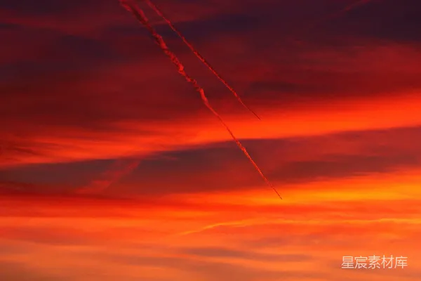 高清摄影 夕阳下的飞机尾迹