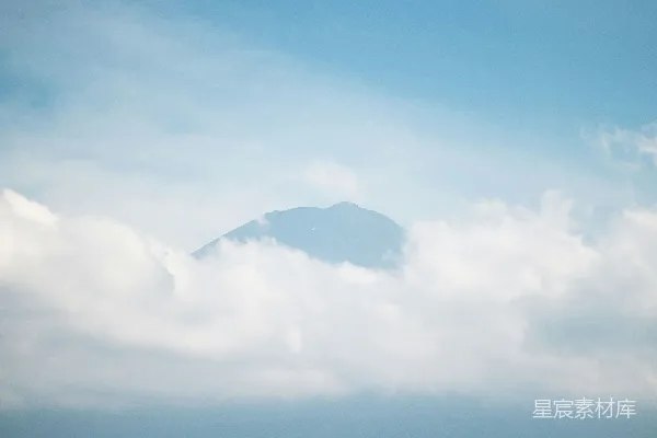 高清摄影 云雾缭绕的山峰