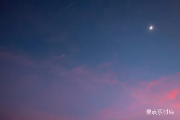 高清摄影 暮色中的新月与飞机尾迹