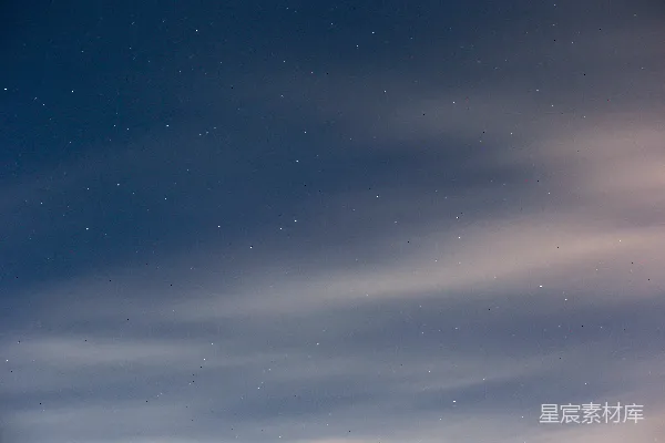 高清摄影 夜空中的星河与云层