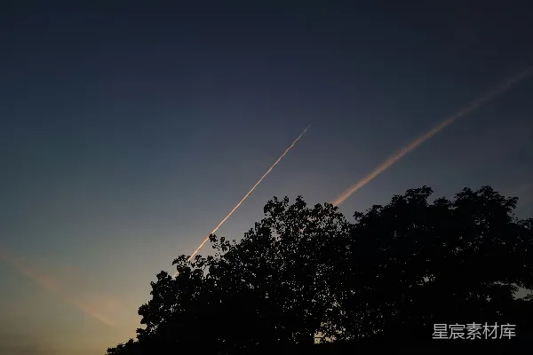 高清摄影 夕阳下的飞机尾迹