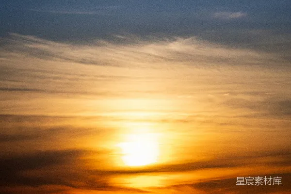 高清摄影 夕阳西下，云层与阳光交织的宁静时刻