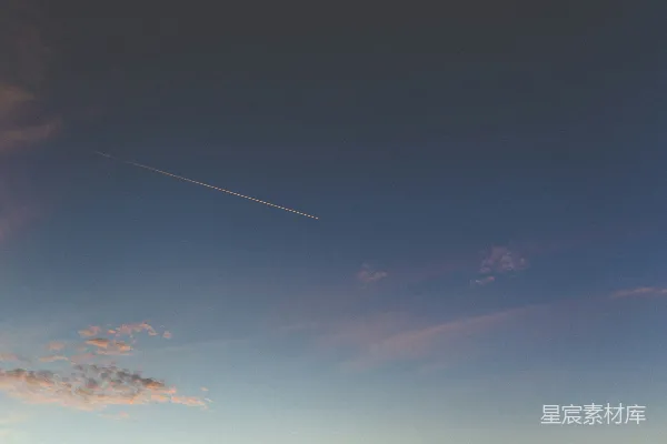 高清摄影 夕阳下的飞机尾迹