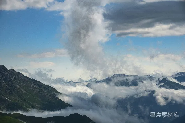 高清摄影 云海中的山峰