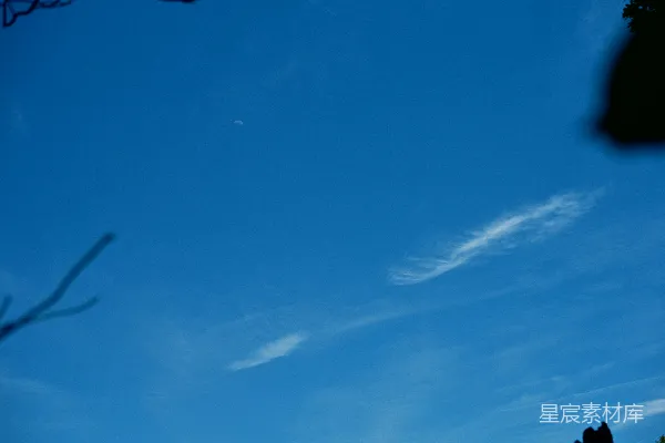 高清摄影 初夏的天空与弯月