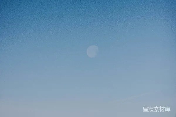 高清摄影 夜空中的月光与海浪