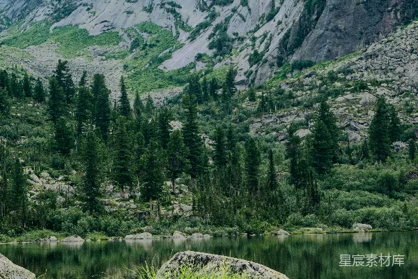 高清摄影 湖畔木桥与巍峨山峰