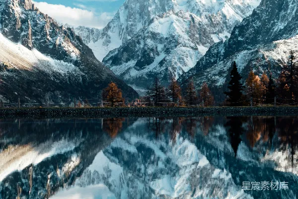 高清摄影 雪山倒影的宁静湖景