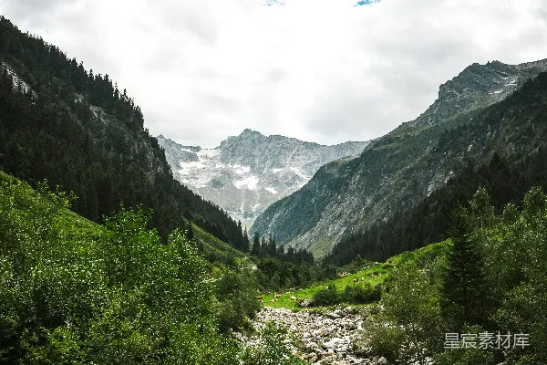 高清摄影 山谷中的河流