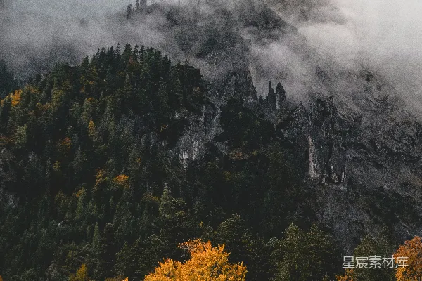 高清摄影 云雾缭绕的秋日山景