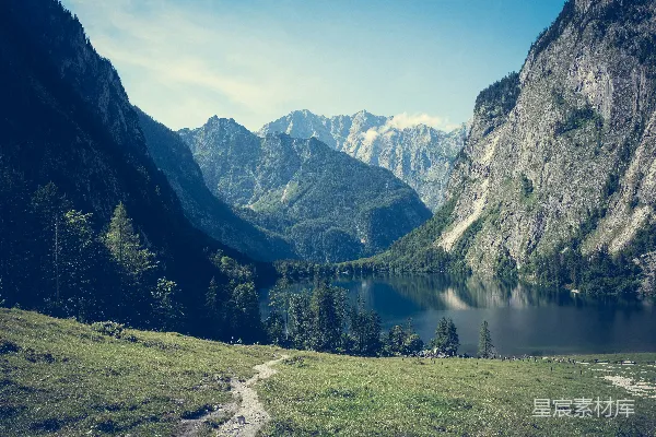 高清摄影 阿尔卑斯山下的宁静湖景