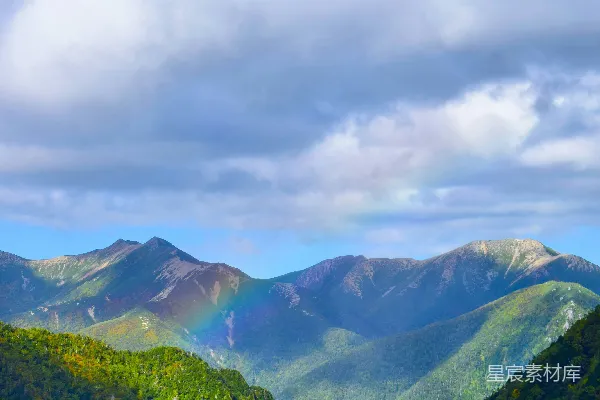 高清摄影 云海中的彩虹山