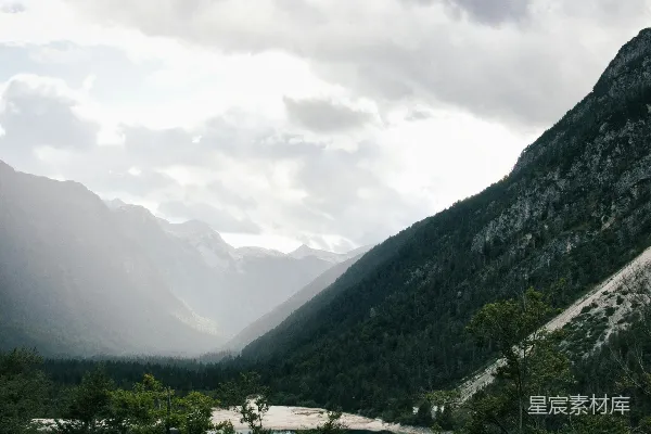 高清摄影 山间湖景与云层