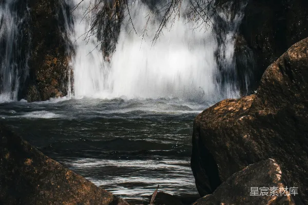 高清摄影 深林中的潺潺流水