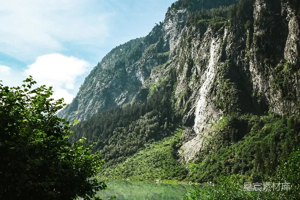高清摄影 静谧山谷的倒影