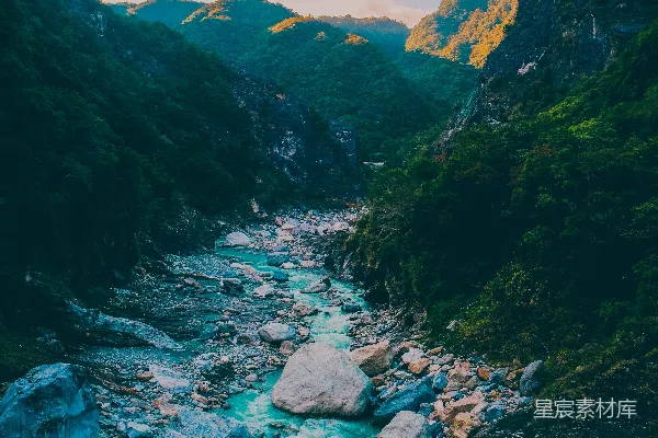 高清摄影 山谷中的河流