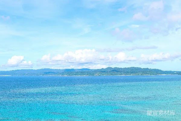 高清摄影 清澈的海洋与远处的山丘
