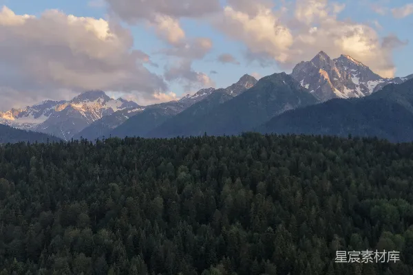 高清摄影 群山与森林的壮丽景色