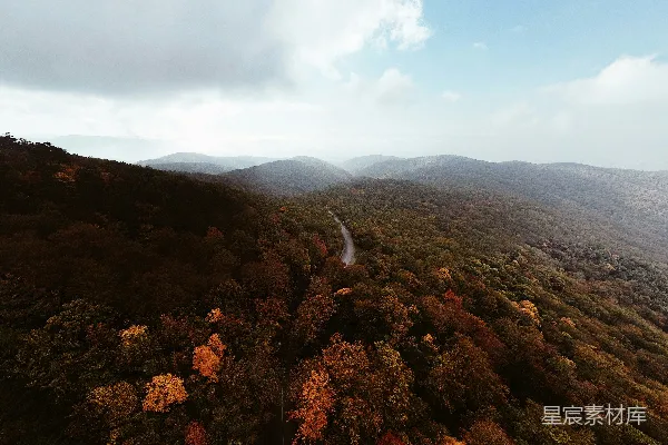 高清摄影 秋日山间蜿蜒小路