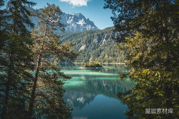高清摄影 静谧湖畔的山景