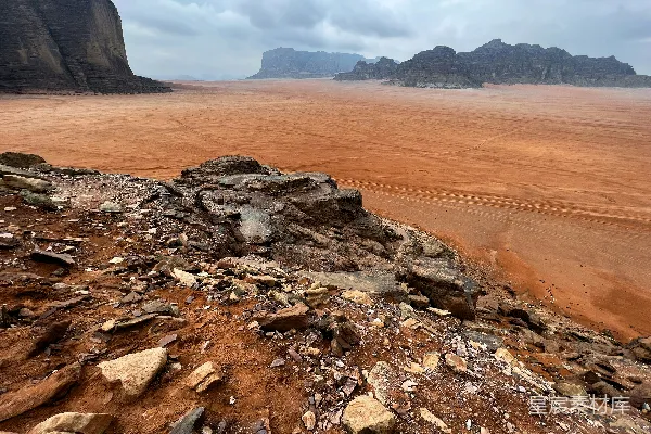 高清摄影 荒漠中的岩石与远山