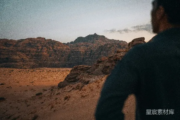 高清摄影 沙漠中的剪影：探索自然的宁静之美