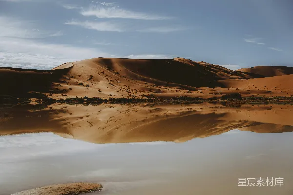 高清摄影 沙漠中的镜像湖