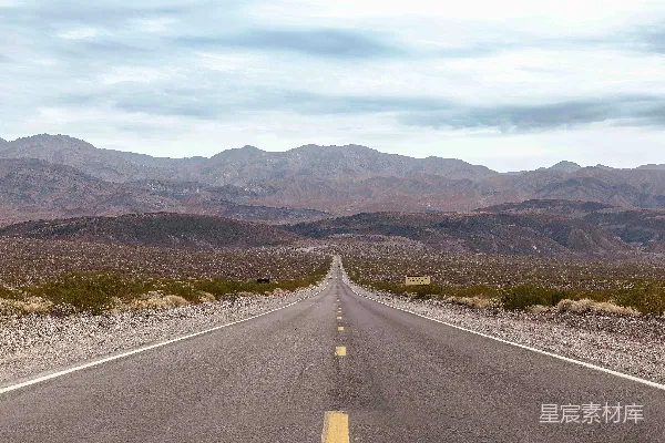 高清摄影 荒漠中的孤独道路