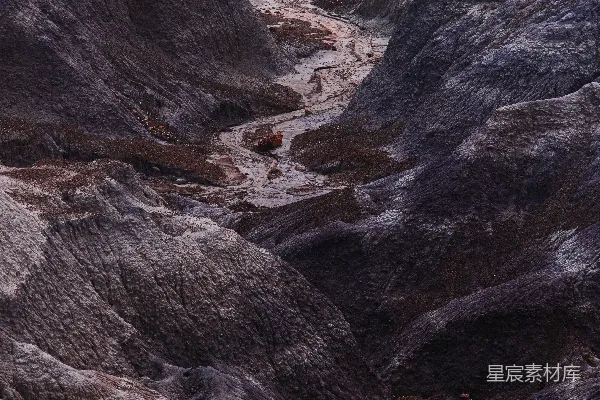 高清摄影 干涸的河床与岩石地貌