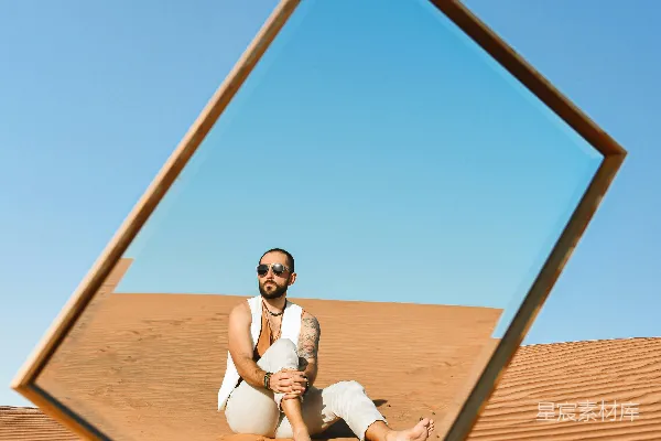 高清摄影 沙漠中的镜像自我
