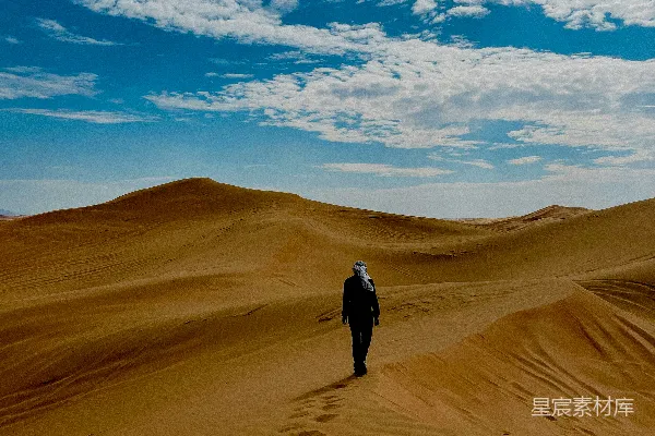 高清摄影 沙漠中的孤独旅行者