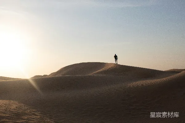 高清摄影 沙漠日落的孤独旅者