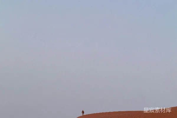 高清摄影 沙漠中的孤独身影