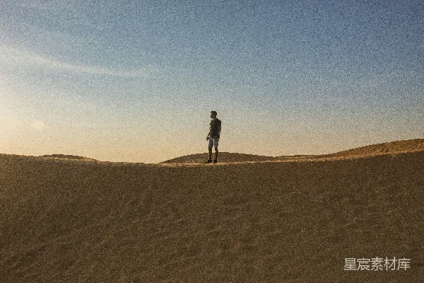 高清摄影 沙漠中的孤独身影