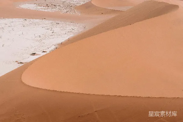 高清摄影 沙漠中的水洼与沙丘