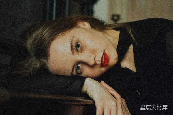 高清摄影 一个女人倚在钢琴旁摆姿势拍照