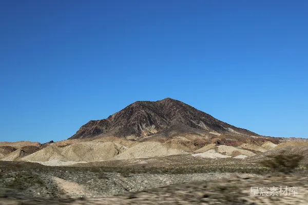 高清摄影 沙漠中的孤峰