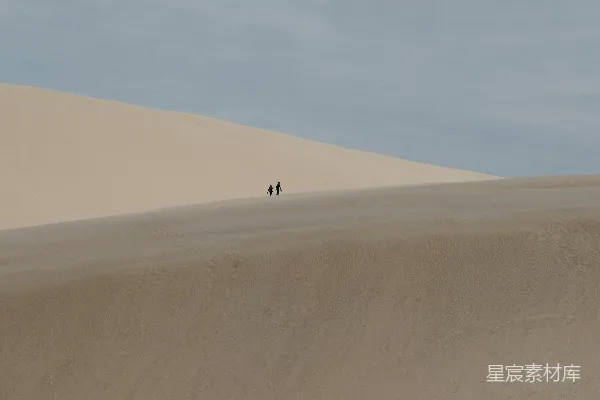 高清摄影 沙漠中的孤独行者