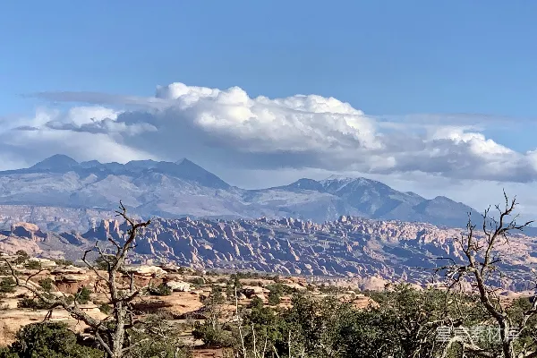 高清摄影 沙漠山景与云层