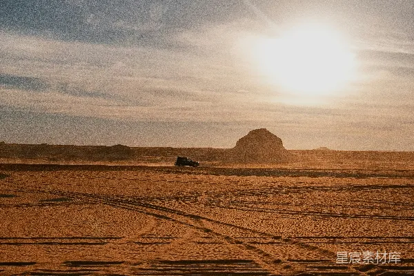 高清摄影 沙漠中的孤独旅行