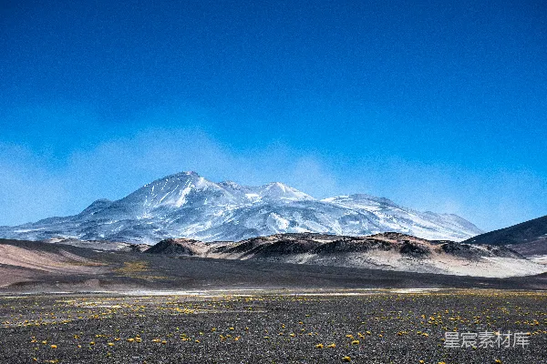 高清摄影 雪山下的荒漠